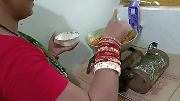 चिकन बना रही मैड को किचन स्टैंड पर चोदा  - साफ़ हिन्दी आवाज मे