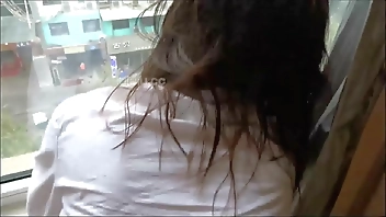 人妻少妇被我按在窗台上操，后入她的小骚逼！嘴里叫着老公还想要！