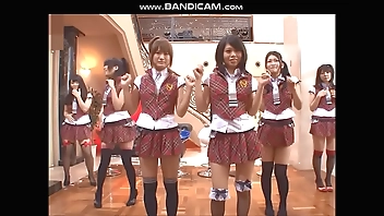 ★全員パイパン！人気アイドル風コスプレでアソコ丸出し！【無】v1