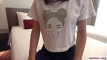 A lot of sperm spilled out from her pussy