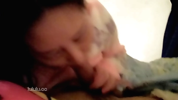 广东出差偷偷约会微信漂亮少妇网友开房操她嘴巴！