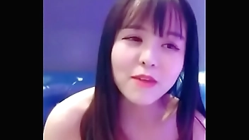 大波美眉撕破絲襪和粉絲在KTV嗨