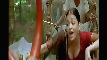 Aishwarya Rai boobs cleavage show in guru song