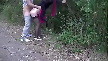 疯狂 野外郊区旅行忍不住找了个没人的地方无套内射黑丝性感妈妈,对话超淫荡