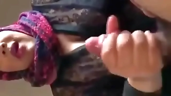 muslim ladki muslim ladke ka lund sahla rahi hai, poora muh me bhar leti hai