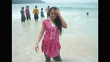 Desi ladki poora dikhate hue .MP4