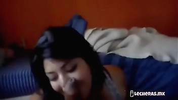 Mi amiga Vanessa me prepara la verga con crema batida para que le entre rico a