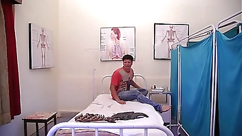 लेडी डॉक्टर ने उठाया पेशेंट का फायदा - Lady Doctor Ne Uthaya Patient ka Phayda (1)