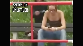 Desnudando desconocidas en la calle