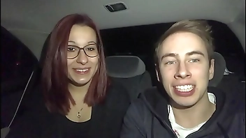 EVA FA UN POMPINO CON INGOIO A MAX FELICITAS IN MACCHINA