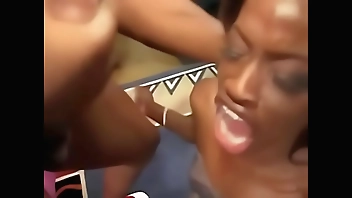 A Neguinha Berrando Na Vara