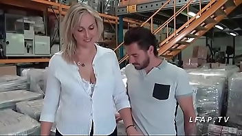 La CEO est 1 Milf cougar francaise aux gros seins et donne son cul en entretien