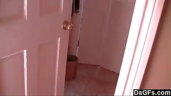 Pegando irmã se masturbando no banheiro