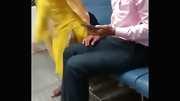 indian mumbai local train girl kissed her boyfriend