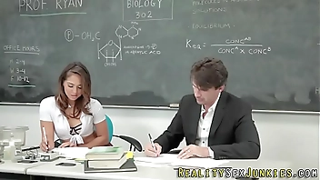 Teen pornstar spunked