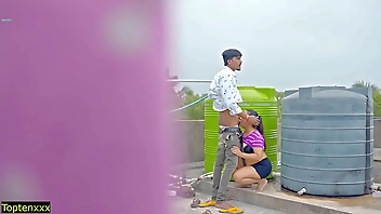 छत पर हिंदी असली हॉट सेक्स! कृपया चूत के अंदर वीर्य न डालें