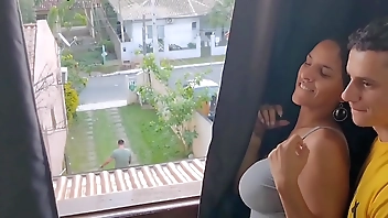 Dei pro amigo do meu marido enquanto ele estava no quintal cortando grama e conversando comigo!!