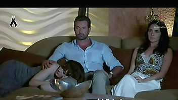 LE METE LA MANO Y LA ACARICIA RICO