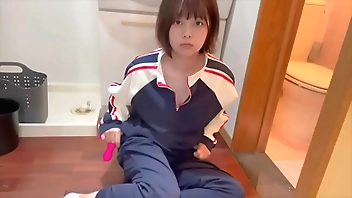 【着衣オナニー】中◯生の時につけていたジャージを履いたままデンマであの時オナニーしてたようにオナニーしてみました…