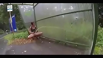 sexy girl public pissing bus at flashing schau auf der seite Frauenmeister